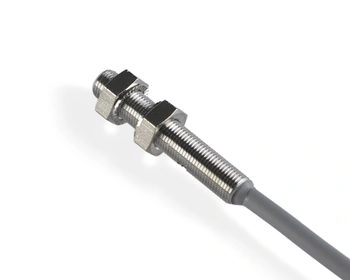 Indukční snímač M5 L=28 mm kabel 0,3m konektor M8 PNP NO Sn = 1,5 mm
