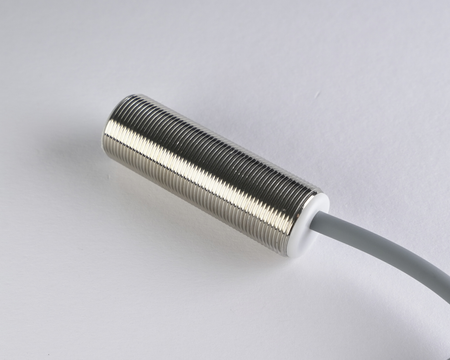 Induktiver Sensor M18 L=55 mm Kabel 2m NPN NO Sn = 12 mm