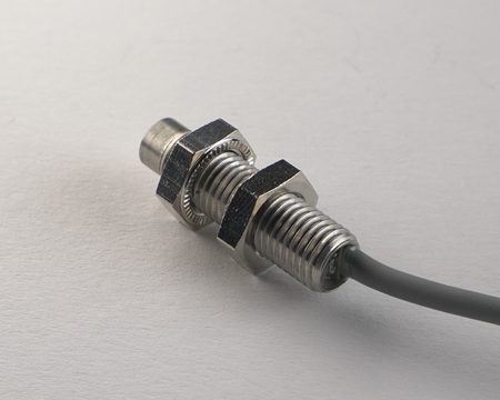 NMF08033 - 9 - Indukčný snímač M8 celokovový 30 mm kábel 2m PNP NO Sn = 2 mm