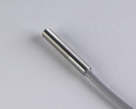 NIS05043 - Czujnik indukcyjny M5 28 mm przewód 2m PNP NO Sn = 1 mm