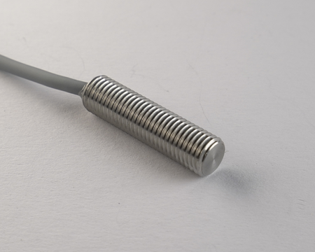 NMF08024 - 6 - Indukčný snímač M8 celokovový 30 mm kábel 2m PNP NC Sn = 1 mm