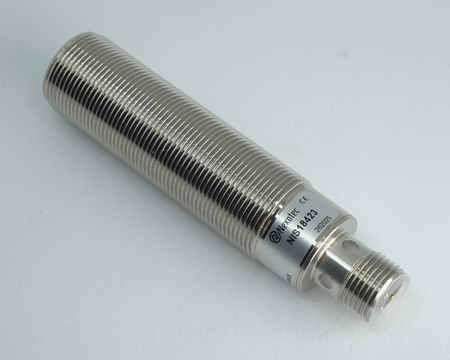 Indukčný snímač M18 L=79 mm konektor M12 PNP NO Sn = 8 mm