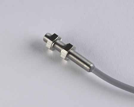 Czujnik indukcyjny M5 L=28 mm przewód 2m NPN NC Sn = 0,8 mm