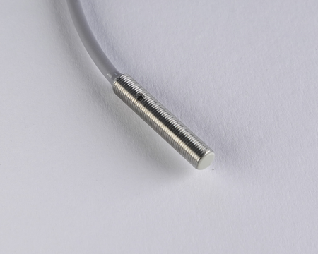 Czujnik indukcyjny M5 L=25 mm przewód 2m NPN NC Sn = 1,5 mm