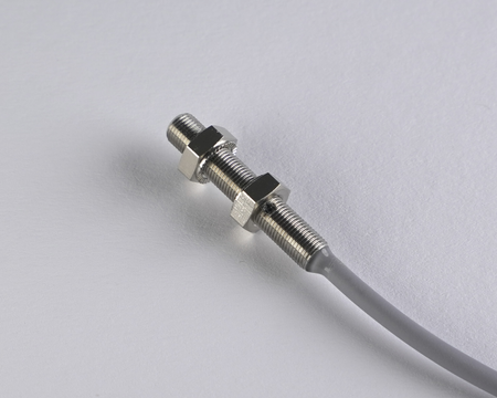 NIS05553 - Czujnik indukcyjny M5 28 mm przewód 5m PNP NO Sn = 1,5 mm