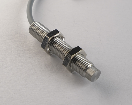 Czujnik indukcyjny M8 całometalowy 45 mm przewód 2m PNP NC Sn = 3,5 mm