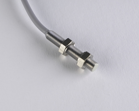 NIS05583 - Czujnik indukcyjny M5 30 mm przewód 5m PNP NO Sn = 1,5 mm