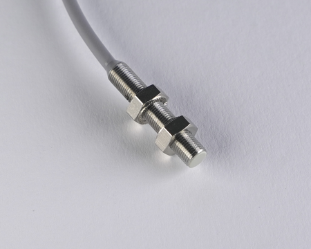 NIS05024 - Czujnik indukcyjny M5 25 mm przewód 2m PNP NC Sn = 1,5 mm
