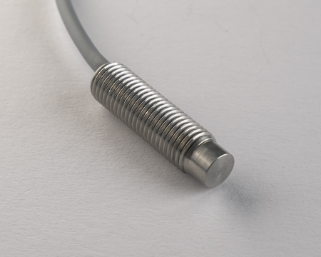 NMF08034 - 7 - Czujnik indukcyjny M8 całometalowy 30 mm przewód 2m PNP NC Sn = 2 mm
