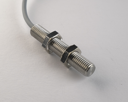 Czujnik indukcyjny M8 całometalowy 45 mm przewód 5m PNP NC Sn = 1 mm