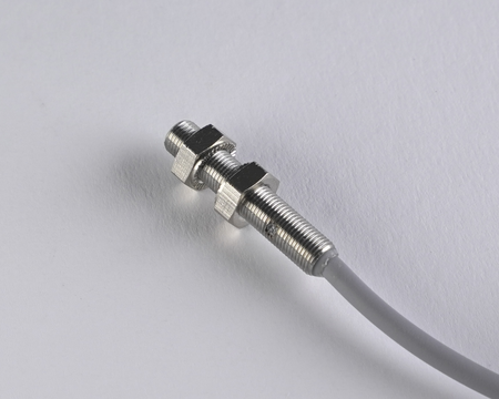 Czujnik indukcyjny M5 L=25 mm przewód 2m NPN NC Sn = 0,8 mm
