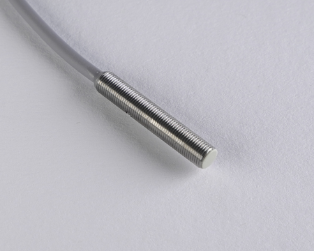 NIS05054 - Czujnik indukcyjny M5 28 mm przewód 2m PNP NC Sn = 1,5 mm