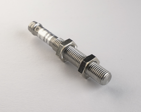 Czujnik indukcyjny M18 całometalowy 79 mm wtyczka M12 PNP NO Sn = 5 mm NF
