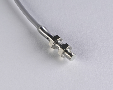 NIS05043 - Czujnik indukcyjny M5 28 mm przewód 2m PNP NO Sn = 1 mm