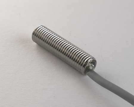 NMF08024 - 7 - Indukčný snímač M8 celokovový 30 mm kábel 2m PNP NC Sn = 1 mm