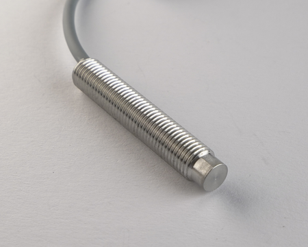 Czujnik indukcyjny M8 całometalowy 45 mm przewód 5m NPN NC Sn = 2 mm