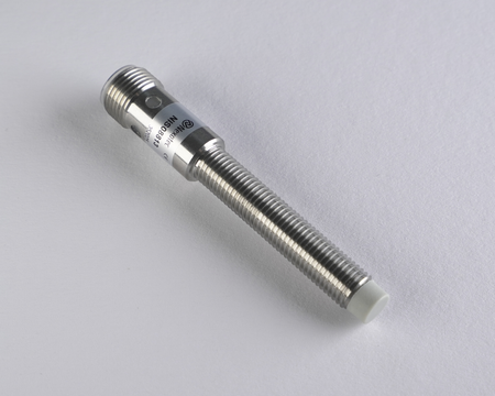 Induktiver Sensor M8 L=70 mm Stecker M12 PNP NO Sn = 2 mm