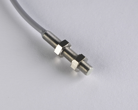 NIS05054 - Czujnik indukcyjny M5 28 mm przewód 2m PNP NC Sn = 1,5 mm