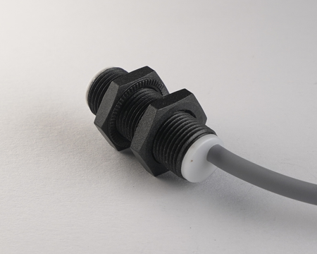 NWI12023 - 9 - Induktív érzékelő M12 hegesztéshez 30 mm kábel 2m PNP NO Sn = 2 mm