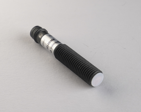 Czujnik indukcyjny M8 dla spawalnictwa 45 mm wtyk M8 PNP NO Sn = 1 mm