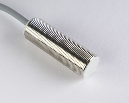 Induktiver Sensor M18 L=55 mm Kabel 2m NPN NO Sn = 12 mm