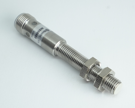 Czujnik indukcyjny M8 L=70 mm wtyczka M12 PNP NO Sn = 1 mm