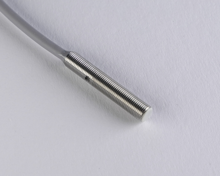 Czujnik indukcyjny M5 L=28 mm przewód 2m PNP NC Sn = 1 mm