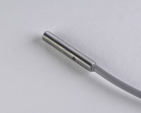NIS05054 - Czujnik indukcyjny M5 28 mm przewód 2m PNP NC Sn = 1,5 mm
