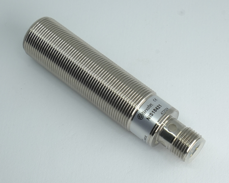 Indukčný snímač M18 L=79 mm konektor M12 NPN NO Sn = 8 mm