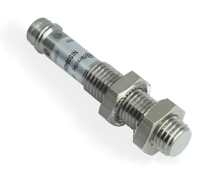 NIS08424 - 4 - Indukční snímač M8 L=45 mm konektor M8 PNP NC Sn = 2 mm